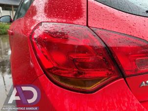 Gebruikte Achterlicht links Opel Astra J (PC6/PD6/PE6/PF6) 1.6 16V Ecotec Prijs € 29,99 Margeregeling aangeboden door Autodemontage Aandijk