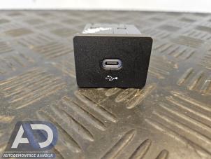Gebruikte AUX/USB aansluiting Ford Puma 1.0 Ti-VCT EcoBoost mHEV 12V Prijs € 49,99 Margeregeling aangeboden door Autodemontage Aandijk