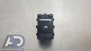 Gebruikte Schakelaar Elektrisch Raam Ford Puma 1.0 Ti-VCT EcoBoost mHEV 12V Prijs € 14,99 Margeregeling aangeboden door Autodemontage Aandijk