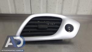 Gebruikte Luchtrooster Dashboard Renault Scénic III (JZ) 2.0 dCi 16V Autom. Prijs € 19,99 Margeregeling aangeboden door Autodemontage Aandijk
