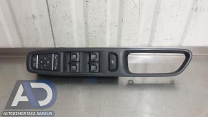 Gebruikte Raam schakelaar elektrisch Renault Clio IV (5R) 0.9 Energy TCE 90 12V Prijs € 49,99 Margeregeling aangeboden door Autodemontage Aandijk