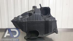 Gebruikte Luchtfilterhuis Renault Clio IV (5R) 0.9 Energy TCE 90 12V Prijs € 24,99 Margeregeling aangeboden door Autodemontage Aandijk