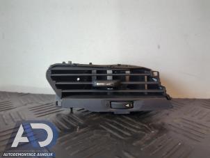 Gebruikte Luchtrooster Dashboard Opel Corsa E 1.0 SIDI Turbo 12V Prijs € 14,99 Margeregeling aangeboden door Autodemontage Aandijk