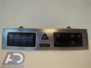 Gebruikte Schakelaar Stoelverwarming Mercedes C Combi AMG (S203) 5.4 C-55 AMG V8 24V Prijs € 49,99 Margeregeling aangeboden door Autodemontage Aandijk