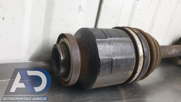 Aandrijfas rechts-voor van een Kia Sorento I (JC) 2.5 CRDi 16V 2005