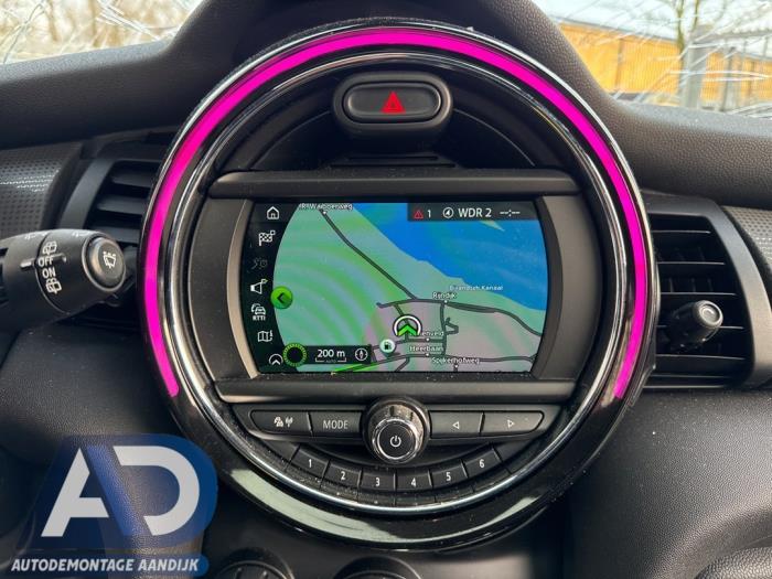 Gebruikte Display Interieur Mini Mini (F56) 1.5 12V Cooper Prijs € 349,99 Margeregeling aangeboden door Autodemontage Aandijk