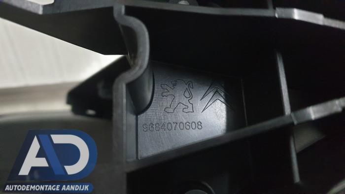 Armleuning van een Citroën C3 (SC) 1.4 16V VTi 2013