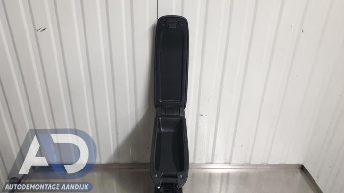 Armleuning van een Citroën C3 (SC) 1.4 16V VTi 2013