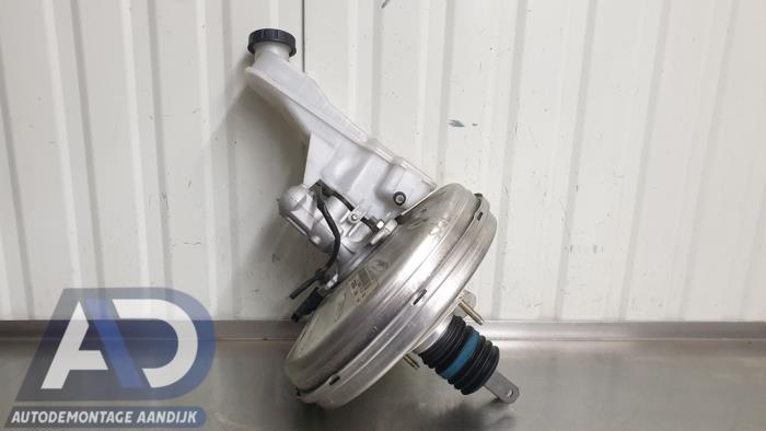 Rembekrachtiger van een Mercedes-Benz A (W176) 1.6 A-180 16V 2015