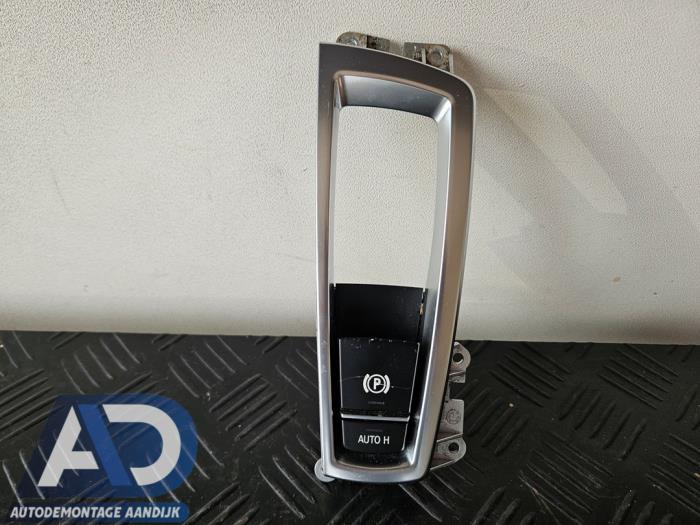 Gebruikte Handrem schakelaar BMW 5 serie Touring (F11) 535d 24V Prijs € 24,99 Margeregeling aangeboden door Autodemontage Aandijk