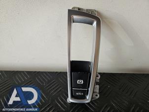 Gebruikte Handrem schakelaar BMW 5 serie Touring (F11) 535d 24V Prijs € 24,99 Margeregeling aangeboden door Autodemontage Aandijk