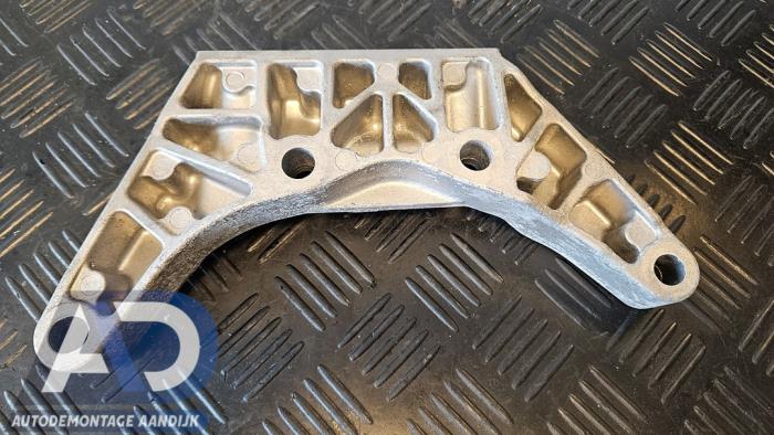 Gebruikte Versnellingsbak Steun Volvo V70 (BW) 2.0 D3 20V Prijs € 24,99 Margeregeling aangeboden door Autodemontage Aandijk
