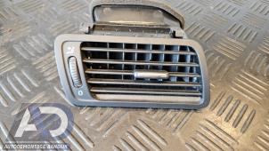 Gebruikte Luchtrooster Dashboard Volkswagen Passat Variant (3C5) 2.0 TDI 16V 140 4Motion Prijs € 9,99 Margeregeling aangeboden door Autodemontage Aandijk