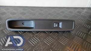 Gebruikte Raam schakelaar elektrisch Dacia Jogger 1.0 TCe 110 12V Prijs € 24,99 Margeregeling aangeboden door Autodemontage Aandijk