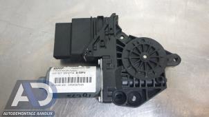Gebruikte Motor electrisch raam Volkswagen Touran (1T3) 2.0 TDI 16V Prijs € 24,99 Margeregeling aangeboden door Autodemontage Aandijk