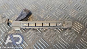 Gebruikte Schakelaar Stoelverwarming BMW 3 serie Touring (E91) 330Xd 24V Prijs € 34,99 Margeregeling aangeboden door Autodemontage Aandijk