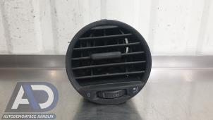 Gebruikte Luchtrooster Dashboard Volkswagen Caddy III (2KA,2KH,2CA,2CH) 2.0 SDI Prijs € 9,99 Margeregeling aangeboden door Autodemontage Aandijk