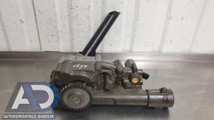 Gebruikte Oliepomp Mercedes A (W176) 1.6 A-180 16V Prijs € 74,99 Margeregeling aangeboden door Autodemontage Aandijk