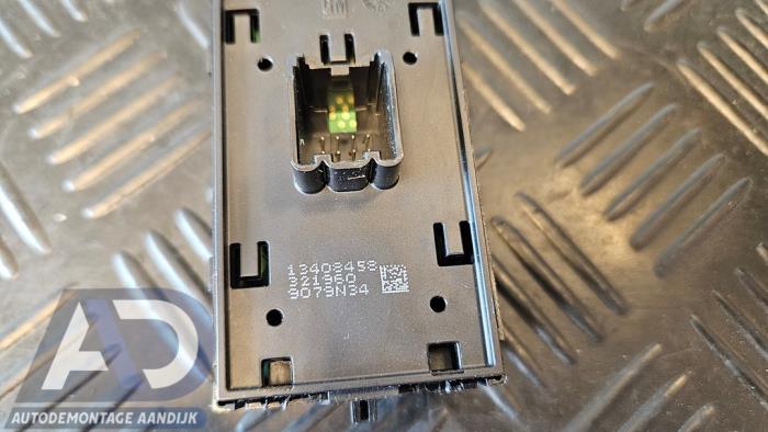 Elektrisch Raam Schakelaar van een Opel Astra K Sports Tourer 1.6 CDTI 136 16V 2019