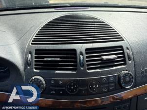 Gebruikte Luchtrooster Dashboard Mercedes E Combi (S211) 2.7 E-270 CDI 20V Prijs € 39,99 Margeregeling aangeboden door Autodemontage Aandijk