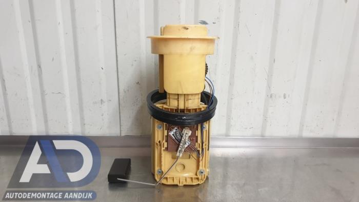 Gebruikte Tank element Pomp Volkswagen Caddy III (2KA,2KH,2CA,2CH) 1.6 TDI 16V Prijs € 49,99 Margeregeling aangeboden door Autodemontage Aandijk