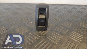 Gebruikte Schakelaar Elektrisch Raam Toyota Corolla (E12) 1.4 D-4D 16V Prijs € 19,99 Margeregeling aangeboden door Autodemontage Aandijk