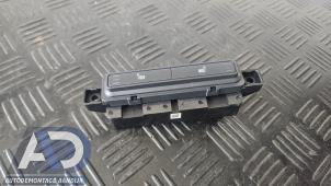 Gebruikte Schakelaar Stoelverwarming Landrover Discovery Sport (LC) 2.0 TD4 180 16V Prijs € 34,99 Margeregeling aangeboden door Autodemontage Aandijk