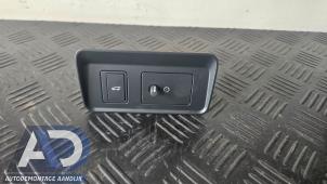 Gebruikte Schakelaar achterklep Landrover Discovery Sport (LC) 2.0 TD4 180 16V Prijs € 24,99 Margeregeling aangeboden door Autodemontage Aandijk