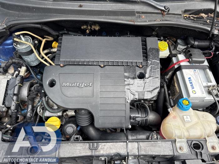 Motor van een Fiat Grande Punto (199) 1.3 JTD Multijet 16V VGT 2007