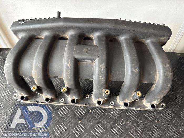 Inlaatspruitstuk van een BMW 5 serie (E39) 523i 24V 1998