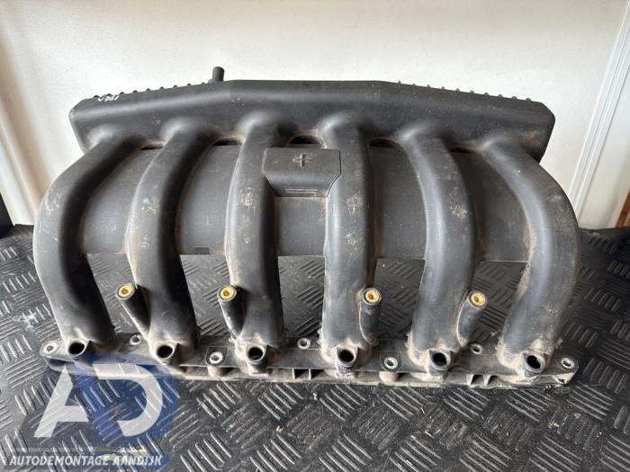 Inlaatspruitstuk van een BMW 5 serie (E39) 523i 24V 1998