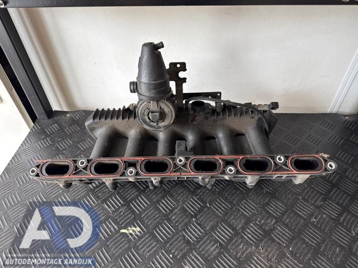 Inlaatspruitstuk van een BMW 5 serie (E39) 523i 24V 1998