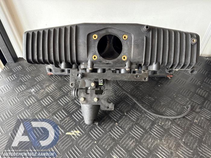 Inlaatspruitstuk van een BMW 5 serie (E39) 523i 24V 1998