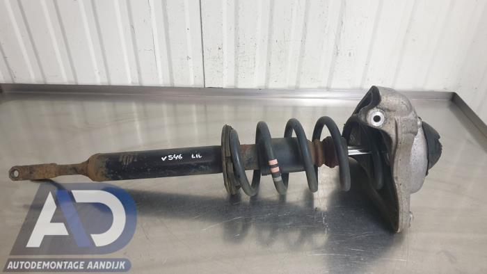 Schokdemperpoot links-voor van een Audi A6 (C6) 2.8 V6 24V FSI 2011