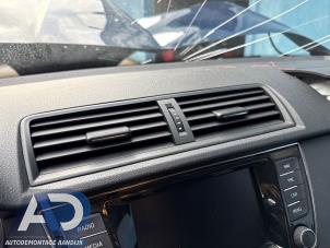 Gebruikte Luchtrooster Dashboard Skoda Fabia III Combi (NJ5) 1.0 12V Greentech Prijs € 24,99 Margeregeling aangeboden door Autodemontage Aandijk