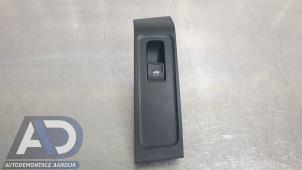 Gebruikte Ruit schakelaar elektrisch Skoda Fabia III Combi (NJ5) 1.0 12V Greentech Prijs € 9,99 Margeregeling aangeboden door Autodemontage Aandijk