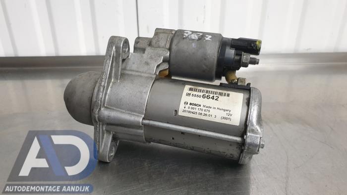 Startmotor van een Opel Astra K Sports Tourer 1.0 Turbo 12V 2019