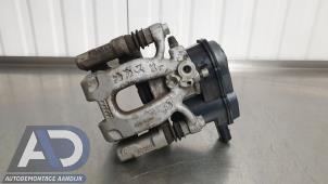 Gebruikte Remklauw (Tang) links-achter Opel Corsa F (UB/UH/UP) 1.5 CDTI 100 Prijs € 39,99 Margeregeling aangeboden door Autodemontage Aandijk