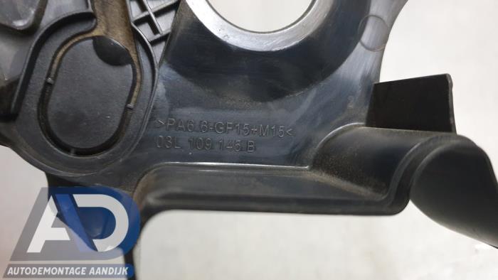 Distributiedeksel van een Audi A4 (B8) 2.0 TDI 16V 2009