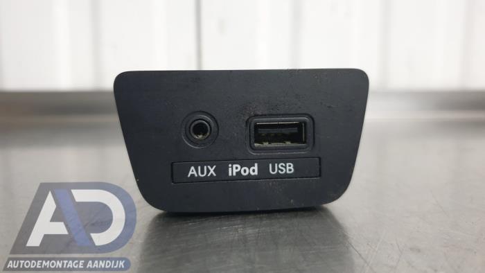Gebruikte AUX/USB aansluiting Hyundai i30 (GDHB5) 1.4 16V Prijs € 29,99 Margeregeling aangeboden door Autodemontage Aandijk