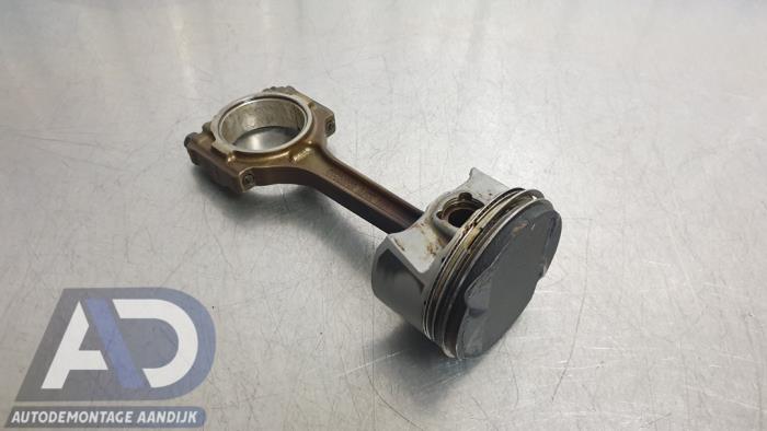 Gebruikte Zuiger Opel Karl 1.0 12V Prijs € 39,99 Margeregeling aangeboden door Autodemontage Aandijk