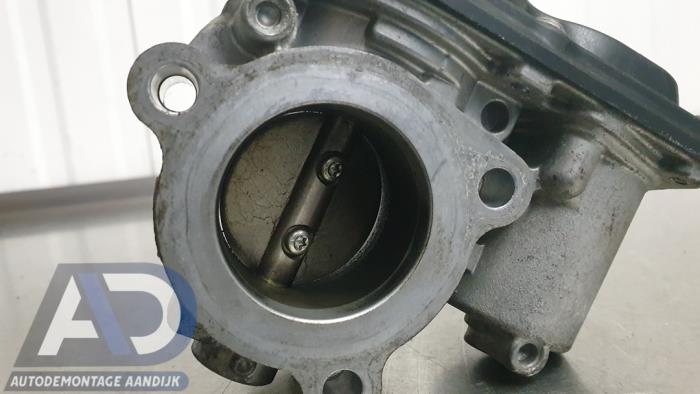 Gasklephuis van een Ford Fiesta 7 1.1 Ti-VCT 12V 70 2018