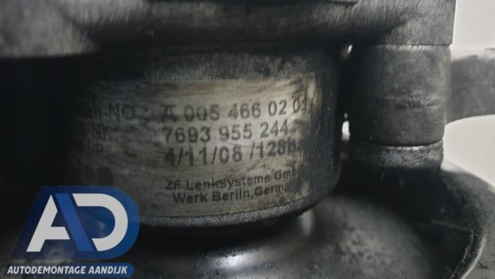 Pomp Servo van een Mercedes-Benz E Combi (S211) 3.0 E-280 CDI V6 24V 2008