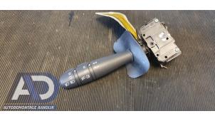 Gebruikte Pinker Schakelaar Renault Clio II (BB/CB) 1.2 16V Prijs € 19,99 Margeregeling aangeboden door Autodemontage Aandijk