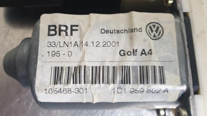 Raammotor Portier van een Volkswagen Golf IV (1J1) 2.3 V5 GTI 20V 2002