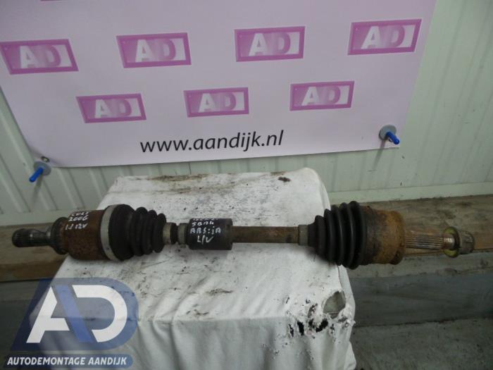 Gebruikte Aandrijfas links-voor Mitsubishi Colt (Z2/Z3) 1.1 12V Prijs € 34,99 Margeregeling aangeboden door Autodemontage Aandijk