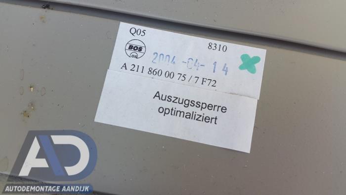 Dekzeil Bagageruimte van een Mercedes-Benz E Combi (S211) 2.2 E-220 CDI 16V 2005