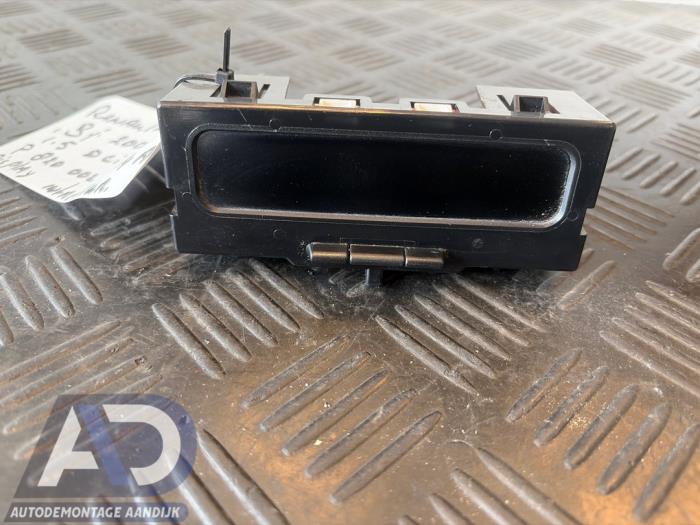 Gebruikte Display Interieur Renault Clio II (BB/CB) 1.5 dCi 80 Prijs € 19,99 Margeregeling aangeboden door Autodemontage Aandijk