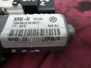 Gebruikte Motor electrisch raam Volkswagen Bora (1J2) 1.6 16V Prijs € 19,99 Margeregeling aangeboden door Autodemontage Aandijk