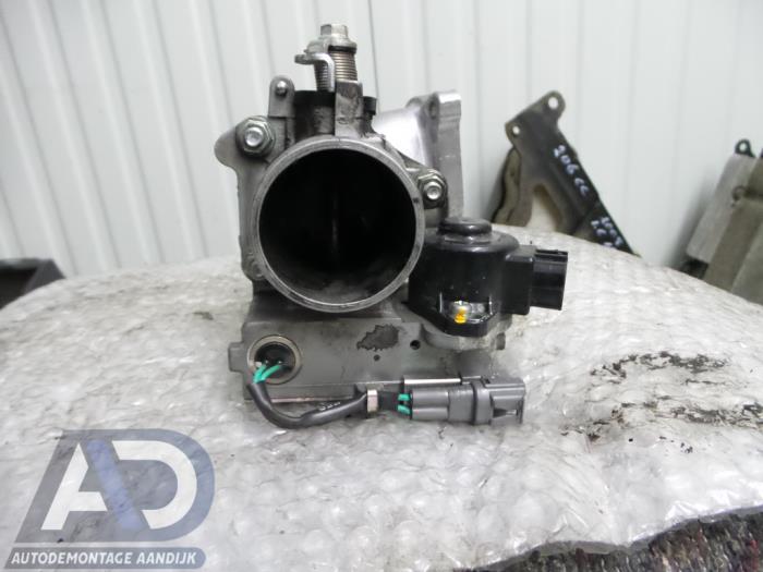 Gebruikte Gasklephuis Toyota Avensis (T25/B1B) 2.0 16V D-4D 115 Prijs € 49,99 Margeregeling aangeboden door Autodemontage Aandijk